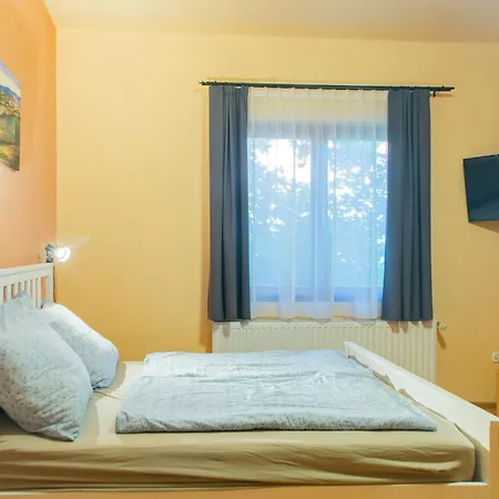 Almadiszallasok Apartmán *